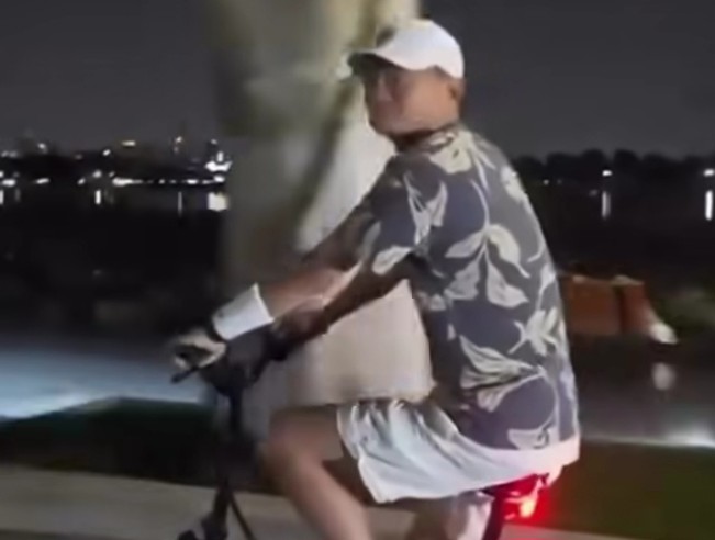 Miliarder Jack Ma bikin heboh mendadak terlihat bersepeda di jalanan saat malam hari. [Instagram]